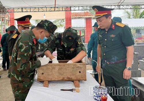 Quá trình lấy mẫu ADN các hài cốt liệt sĩ được các lực lượng tập trung thực hiện cẩn thận, theo đúng trình tự, đảm bảo an toàn, hiệu quả.