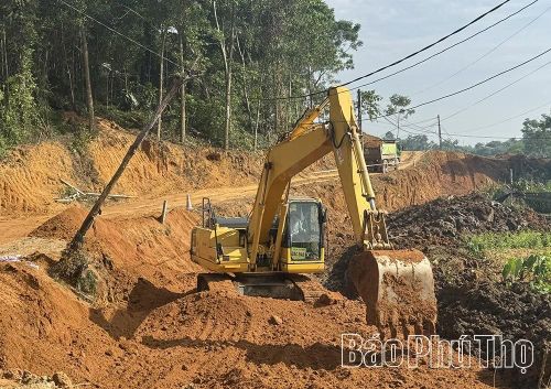 Đơn vị thi công tiến hành san lấp mặt bằng.
