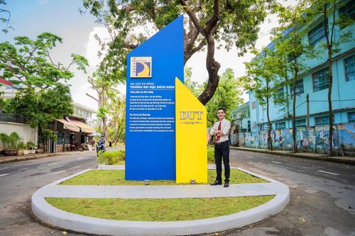 Nguyễn Trí Bằng luôn nhớ đến ngôi trường đã nâng những bước chân đầu tiên của mình - Ảnh: NVCC