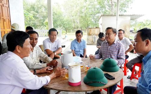 Đồng chí Lê Đức Tiến, Phó Chủ tịch UBND tỉnh đối thoại với các hộ dân bị ảnh hưởng do giải phóng mặt bằng để thực hiện dự án - Ảnh: T.P