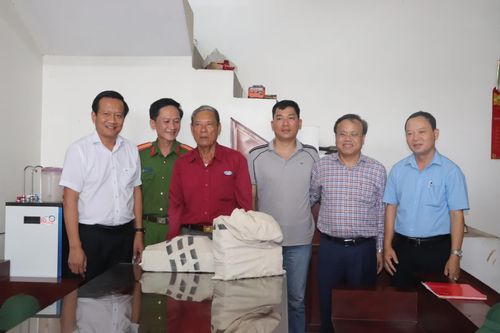 Hộ gia đình ông Trần Văn Sử (thứ 3, từ trái sang), xã Cửa Việt thống nhất phương án bồi thường - Ảnh: T.P