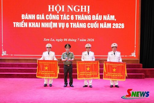 Thừa ủy quyền của Thủ tướng Chính phủ, Thiếu tướng Nguyễn Minh Tuấn trao Cờ Thi đua của Chính phủ tặng 3 tập thể có thành tích xuất sắc trong phong trào thi đua
