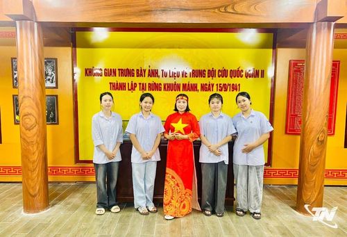 Em Đặng Thùy Trang (ngoài cùng, bên phải) và cô giáo Nguyễn Thị Ngọc Hà, giáo viên giảng dạy lịch sử Trường THPT Hoàng Quốc Việt.