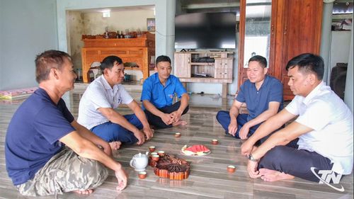 Đồng chí Ma Đình Dũng, Phó Bí thư Thường trực Đảng ủy xã Bình Yên (ngoài cùng bên phải), xuống cơ sở kiểm tra, đôn đôc công tác phát triển đảng viên.