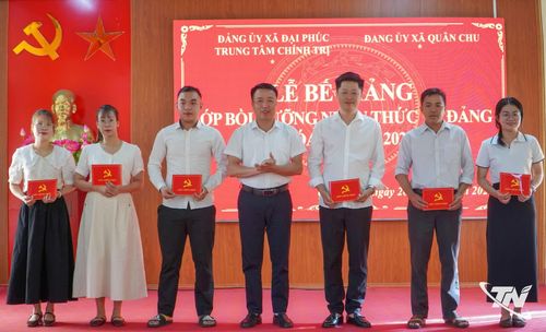 Bí thư Đảng ủy, Chủ tịch HĐND xã Quân Chu Trần Đăng Minh trao giấy chứng nhận hoàn thành lớp bồi dưỡng nhận thức về Đảng cho các học viên.