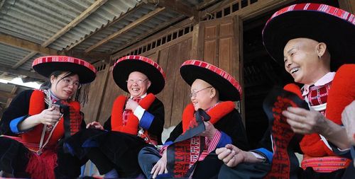 Những lúc rảnh rỗi phụ nữ ở Kim Vân lại cùng nhau thêu thùa, góp phần giữ nghề thêu.