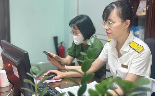  Người dân đến cơ quan thuế để được cán bộ hướng dẫn trực tiếp cụ thể