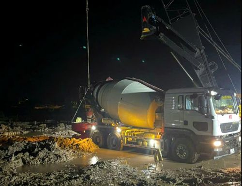 Việc thi công tại gói thầu R02 dự án cao tốc Ninh Bình - Hải Phòng đoạn qua tỉnh Ninh Bình được các kỹ sư, công nhân của Cienco8 triển khai ngày đêm để tăng tốc tiến độ. 