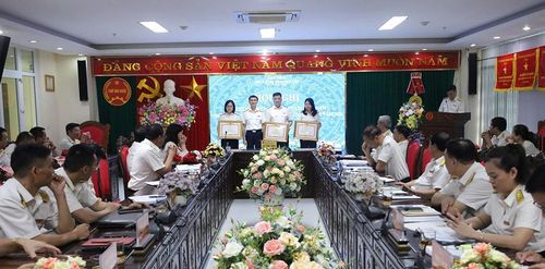Thuế tỉnh Thái Nguyên tổ chức công bố và trao các Quyết định khen thưởng của Chủ tịch nước và Thủ tướng chính phủ cho các cá nhân có thành tích xuất sắc trong thực hiện nhiệm vụ công tác thuế. Ảnh: Thuế Thái Nguyên