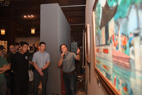 Giám tuyển Nguyễn Thế Sơn giới thiệu các tác phẩm tại triển lãm