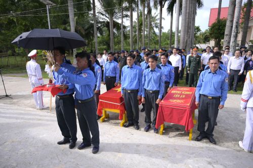 Ban Chỉ đạo 515 tỉnh tổ chức lễ dâng hoa, dâng hương tưởng niệm các Anh hùng liệt sĩ. Ảnh: Phương Vũ