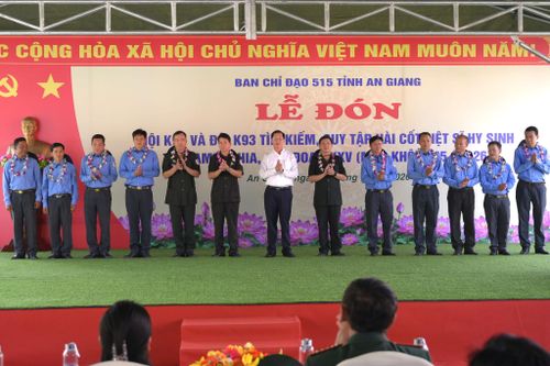 Phó Chủ tịch UBND tỉnh, Trưởng Ban Chỉ đạo 515 tỉnh An Giang Lê Văn Phước trao tặng bằng khen của UBND tỉnh cho các tập thể, cá nhân có thành tích xuất sắc trong thực hiện nhiệm vụ tìm kiếm, quy tập hài cốt liệt sĩ tại Campuchia và trên địa bàn tỉnh An Giang. Ảnh: Phương Vũ