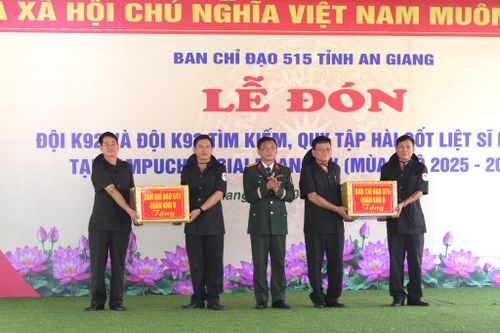 Ban Chỉ đạo 515 Quân khu 9 trao quà cho đội K92 và Đội K93. Ảnh: Phương Vũ