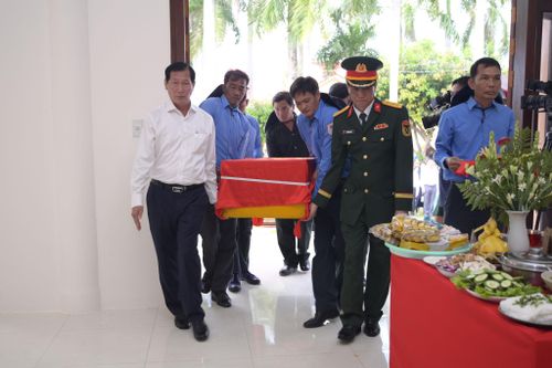 Phó Chủ tịch UBND tỉnh, Trưởng Ban Chỉ đạo 515 tỉnh An Giang Lê Văn Phước chủ trì lễ dâng hoa, dâng hương tưởng niệm các Anh hùng liệt sĩ. Ảnh: Phương Vũ