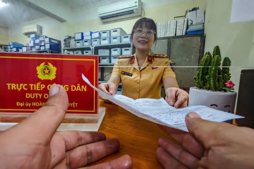 Người dân được hướng dẫn tận nơi tại Đội CSGT đường bộ số 3, dưới khẩu hiệu thi đua "Ba nhất: Kỷ luật nhất - Trung thành nhất - Gần dân nhất"