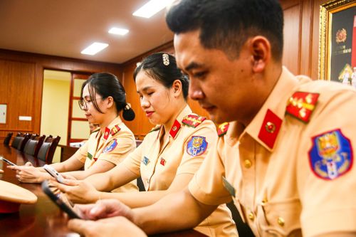 Quy tắc ứng xử được thể hiện qua từng lời nói, cử chỉ khi cán bộ CSGT tiếp xúc, xử lý vi phạm với người dân trên đường phố