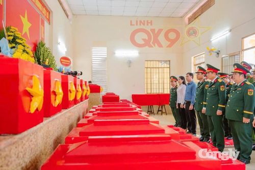 Cán bộ, chiến sĩ lực lượng vũ trang và các tổ chức chính trị xã hội tỉnh An Giang thành kính đón nhận hài cốt các liệt sĩ trở về quê hương. Ảnh: QK9.