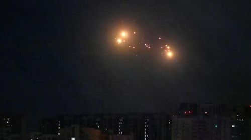 Vệt sáng tên lửa trên bầu trời Kiev. Ảnh: PravdaUkraine