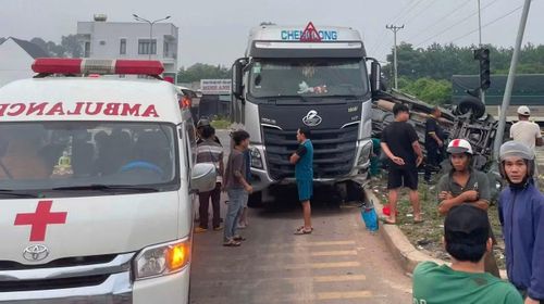 Người dân hỗ trợ đưa các nạn nhân ra ngoài.