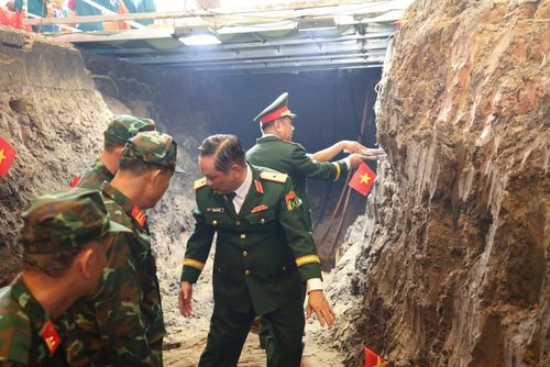 Các đồng chí lãnh đạo TP Hồ Chí Minh, Quân khu và Bộ Tư lệnh TP Hồ Chí Minh tại hố đào tìm hài cốt liệt sĩ trong Công viên Lê Thị Riêng.