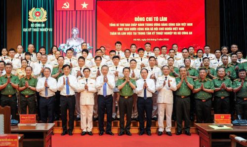 Tổng Bí thư, Chủ tịch nước Tô Lâm chụp ảnh lưu niệm cùng các đại biểu tham dự buổi làm việc.