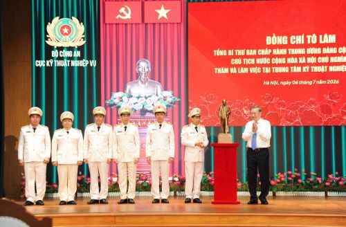 Tổng Bí thư, Chủ tịch nước Tô Lâm trao quà lưu niệm tặng Cục Kỹ thuật nghiệp vụ.