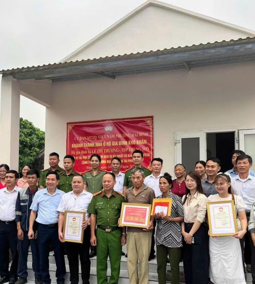 Công an phường Hải Bình và chính quyền địa phương tổ chức lễ bàn giao nhà mới cho chị Lê Thị Thương.