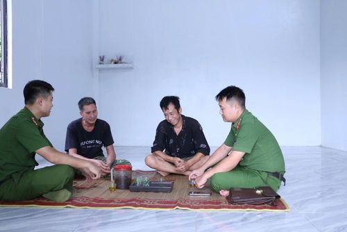 Anh Lương Văn Hoa (người ngồi thứ 2 từ phải sang) vui mừng phấn khởi trong ngôi nhà mới.