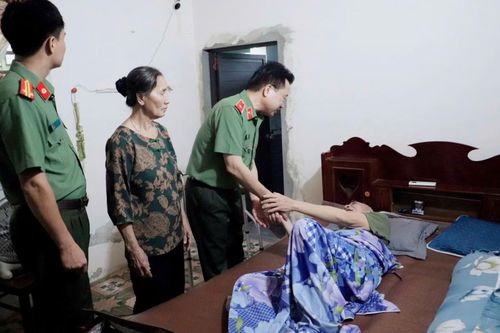 Thăm, tặng quà động viên đồng chí Nguyễn Sóng Vỹ, cán bộ Công an hưu trí, hiện đã 2 lần bị tai biến.
