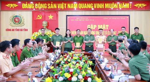 Trong khuôn khổ chuyến công tác tại Hà Tĩnh, trước đó đoàn cũng đã tổ chức gặp mặt thân mật, động viên các đồng chí là thương binh, con liệt sĩ đang công tác, chiến đấu trong lực lượng Công an Hà Tĩnh.