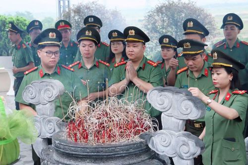 Đoàn dâng hương thành kính tưởng nhớ các anh hùng, liệt sĩ đã ngã xuống, hy sinh vì độc lập, tự do của Tổ quốc.