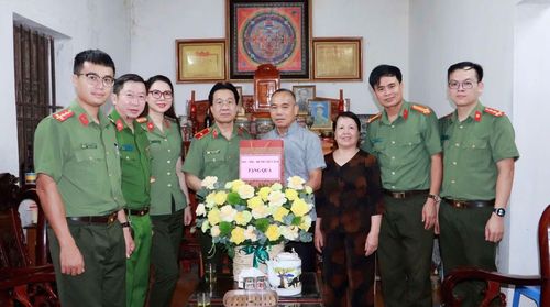 Thăm và tặng quà, động viên cán bộ Công an hưu trí Hoàng Văn Thành tại xã Đức Thọ.