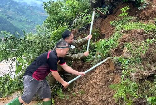 Lực lượng Công an xã Mù Cang Chải phối hợp xử lý điểm sạt lở, mở lối đi, hỗ trợ nhân dân khắc phục hậu quả mưa lũ.