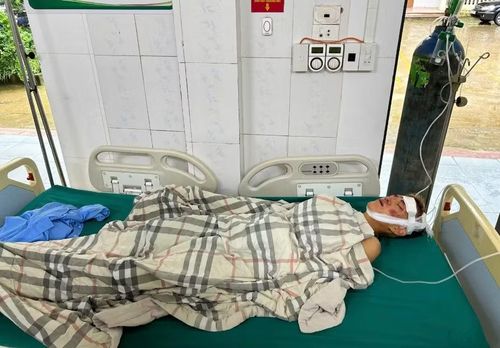 Nạn nhân bị nước lũ cuốn trôi được lực lượng Công an xã Mù Cang Chải kịp thời cứu hộ, đưa đến Trung tâm Y tế khu vực Mù Cang Chải cấp cứu, điều trị.