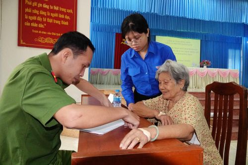Cán bộ, chiến sĩ hướng dẫn, thực hiện các thao tác tổ chức thu nhận mẫu sinh phẩm ADN.