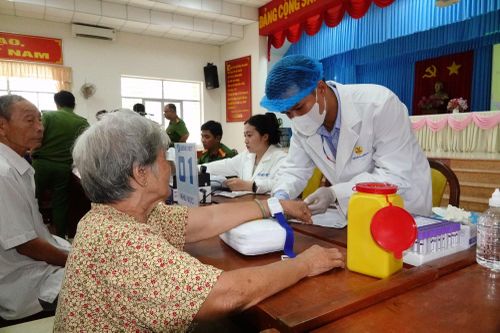 Nhân viên Y tế hỗ trợ công tác thu nhận mẫu sinh phẩm ADN.