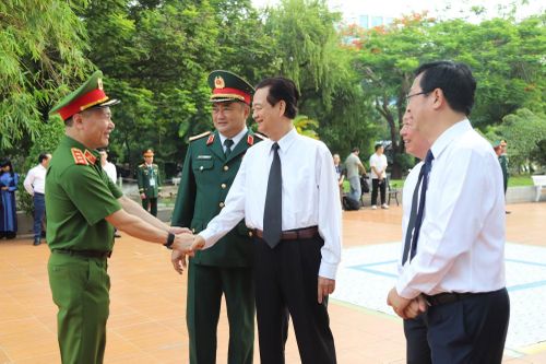 Nguyên Thủ tướng Chính phủ Nguyễn Tấn Dũng cùng Thứ trưởng Nguyễn Ngọc Lâm và các đại biểu đến dự buổi lễ.