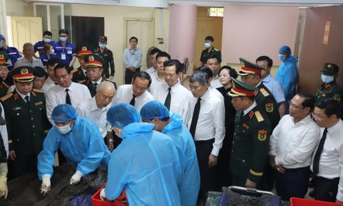Thủ tướng Lê Minh Hưng cùng các đại biểu tại phòng lưu mẫu di vật.