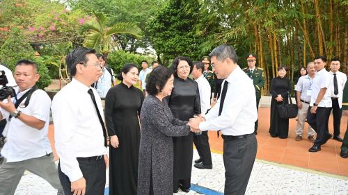Thủ tướng Lê Minh Hưng cùng các vị lãnh đạo, đại biểu đến dự buổi lễ.
