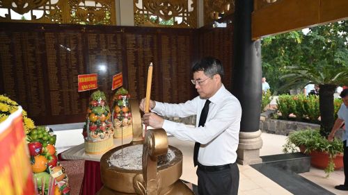 Thủ tướng Lê Minh Hưng cùng các đại biểu đã thực hiện nghi lễ dâng hoa, dâng hương tại Tượng đài Cố Tổng Bí thư Trần Phú và Bia tưởng niệm các Anh hùng liệt sĩ.