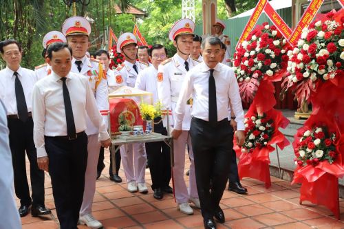 Thủ tướng Lê Minh Hưng cùng các vị lãnh đạo thực hiện nghi thức di quan hài cốt liệt sĩ.