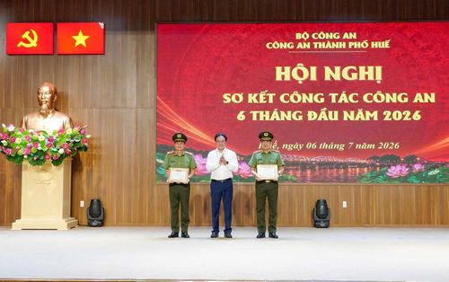 Các đồng chí trong Ban Giám đốc Công an TP Huế đón nhận danh hiệu “Chiến sĩ thi đua cơ sở”.