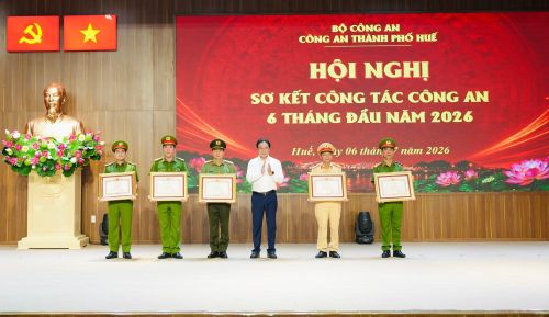 Thừa ủy quyền, Chủ tịch UBND TP Huế trao Bằng khen của Thủ tướng Chính phủ tặng 4 tập thể, 1 cá nhân.