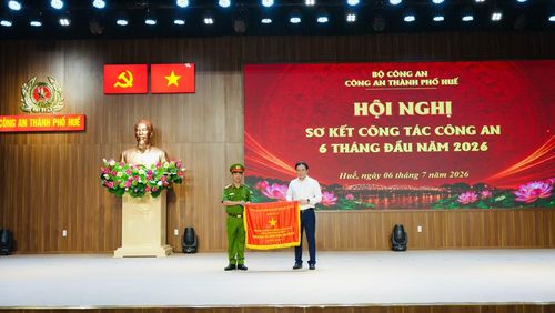 Thừa ủy quyền của Thủ tướng Chính phủ, Chủ tịch UBND TP Huế trao Cờ thi đua của Chính phủ tặng Phòng Cảnh sát PCCC và CNCH Công an TP Huế.