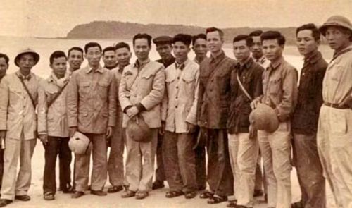 Thứ trưởng Viễn Chi (người đứng thứ tư, hàng đầu, từ trái sang) dẫn đầu đoàn cán bộ Bộ Công an vào Đông Hà – Quảng Trị. Ảnh chụp tháng 3/1972 ( ảnh tư liệu). 
