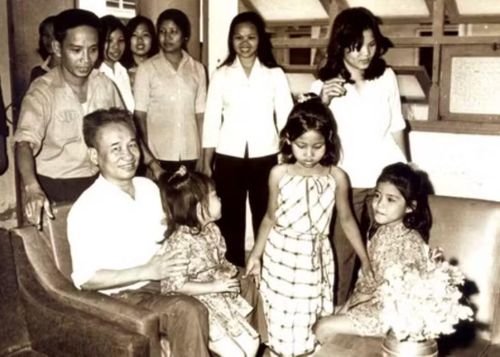  Thứ trưởng Viễn Chi trong chuyến thăm trại trẻ mồ côi ở Phnom Penh, Campuchia (tháng 3/1981). Ảnh tư liệu: Hoài Thanh. 