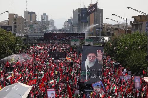 Biển người Iran tập trung tại tuyến phố chính ở Tehran tiễn đưa cố Lãnh tụ tối cao. Ảnh: Reuters