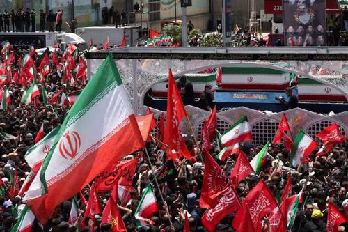 Đoàn xe chở linh cữu cố Lãnh tụ tối cao Iran và 4 thành viên gia đình được đưa qua các tuyến phố chính ở Tehran. Ảnh: Reuters