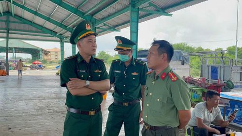 Công an và bộ đội biên phòng có mặt tại cảng Phú Hải theo dõi hành trình và chờ đợi tàu đưa các thuyền viên gặp nạn vào bờ.
