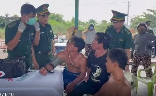 Lực lượng chức năng thăm khám, kiểm tra sức khỏe cho các thuyền viên.